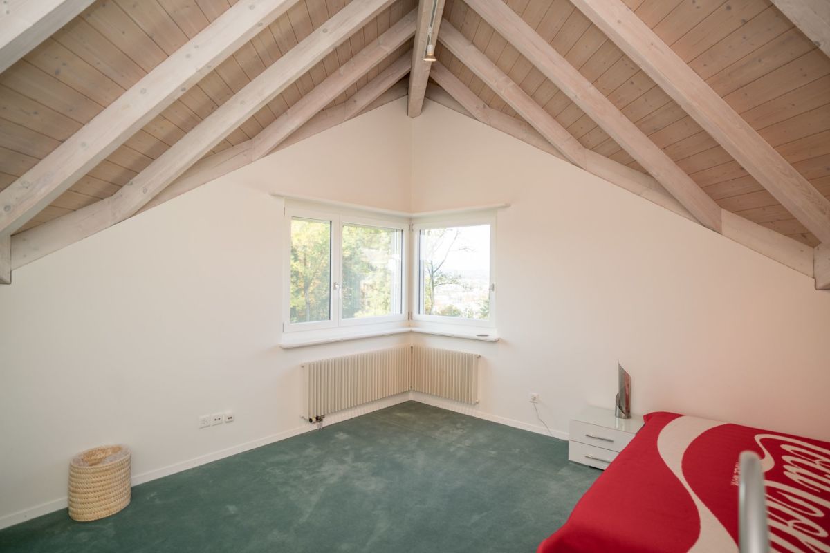 Dachzimmer mit Sichtbalken