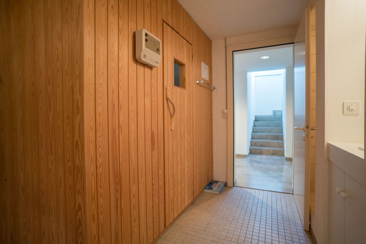 Flur mit Holzverkleidung und Treppenblick