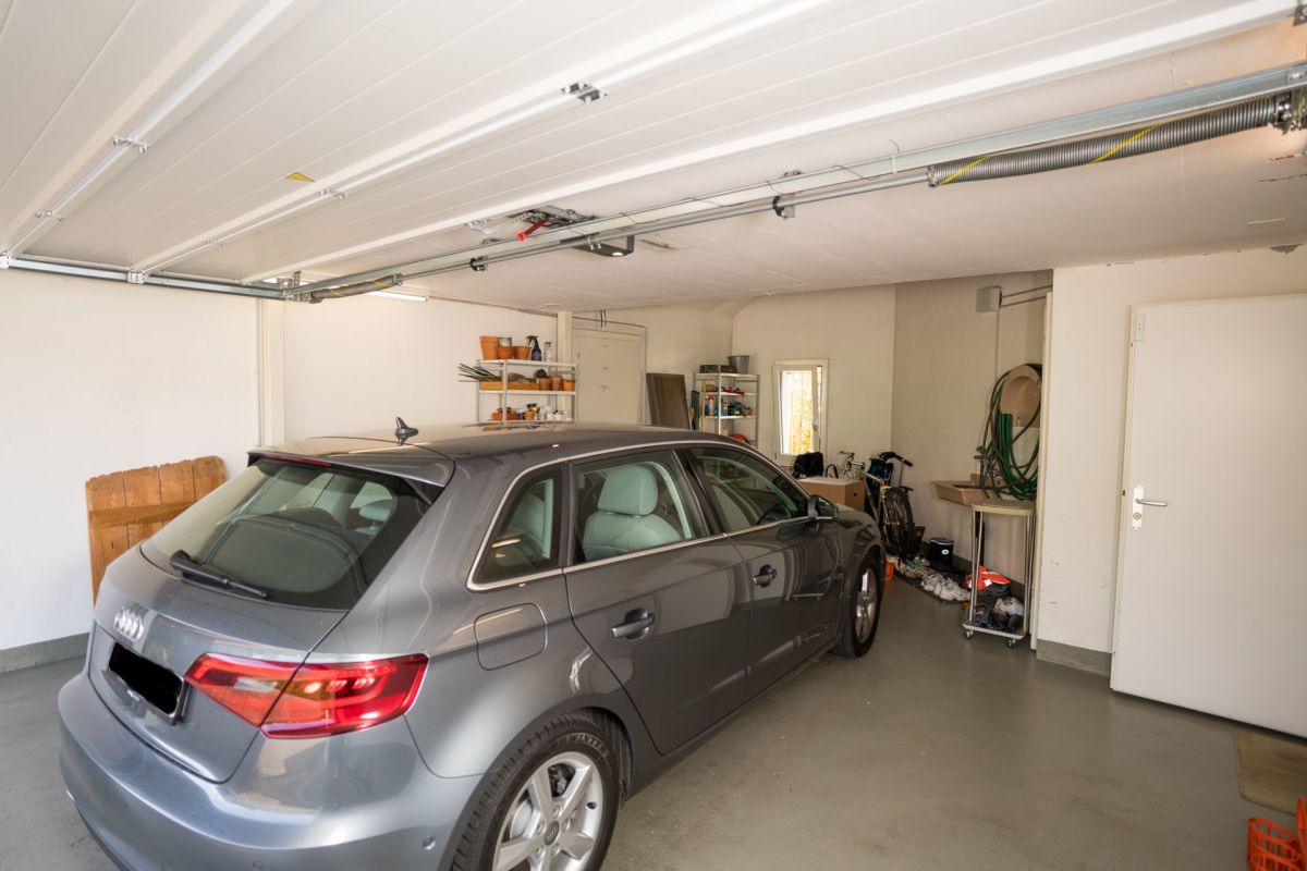 Garage mit geparktem Kombi