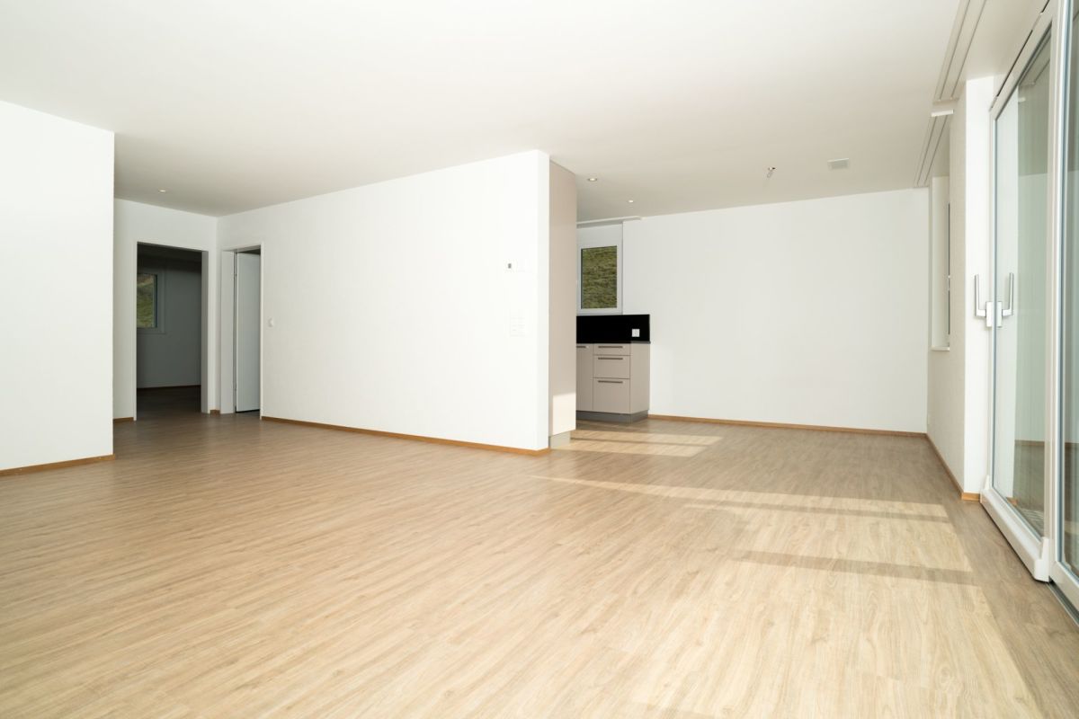 Heller, leerer Wohnraum mit großen Fensterflächen