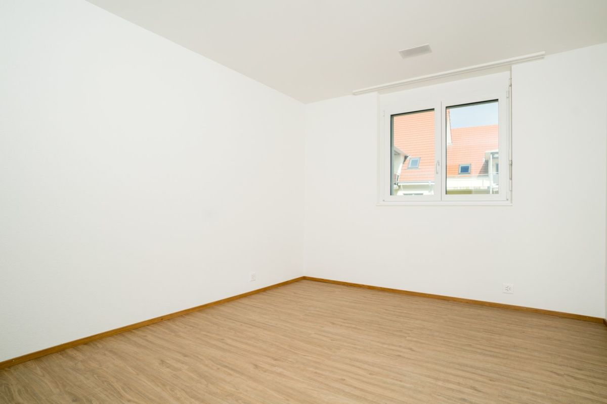 Leeres helles Zimmer mit Fenster