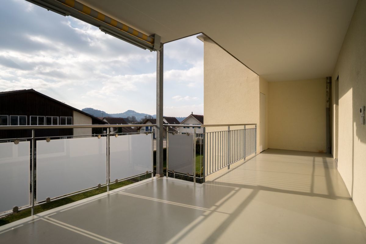Überdachter Balkon mit Blick ins Wohnumfeld