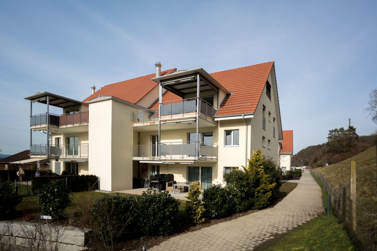 Mehrfamilienhaus mit Balkonen