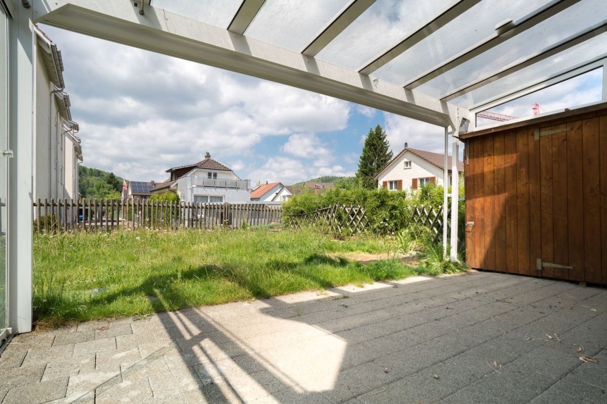 Überdachte Terrasse mit Gartenblick