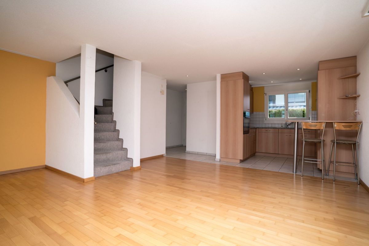 Offener Wohn- und Küchenbereich mit Treppe