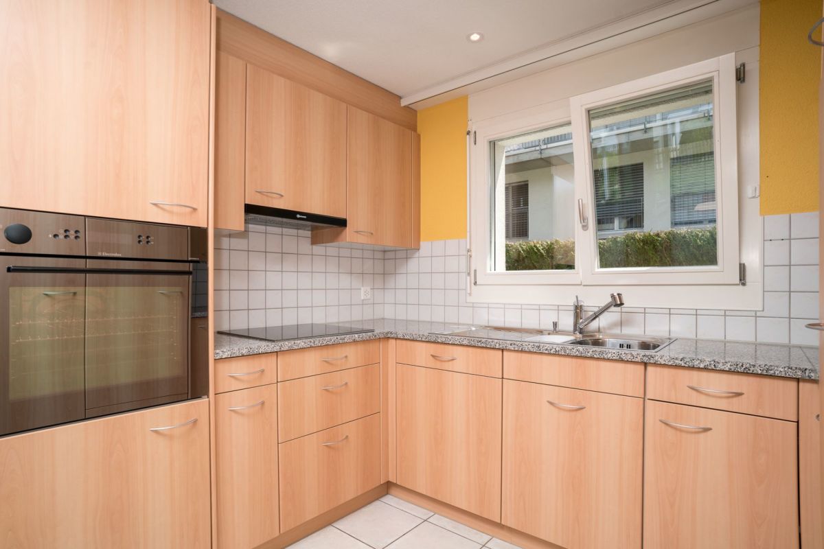 Kompakte Einbauküche mit Fenster