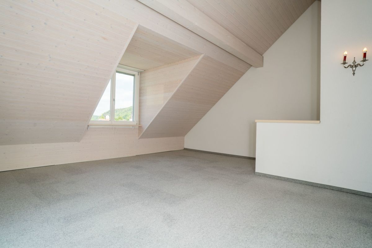 Ausgebauter Dachraum mit Dachschräge