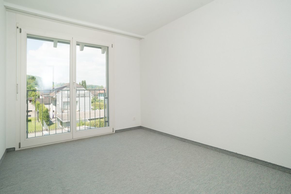 Helles leeres Zimmer mit Balkon- bzw. Terrassentür