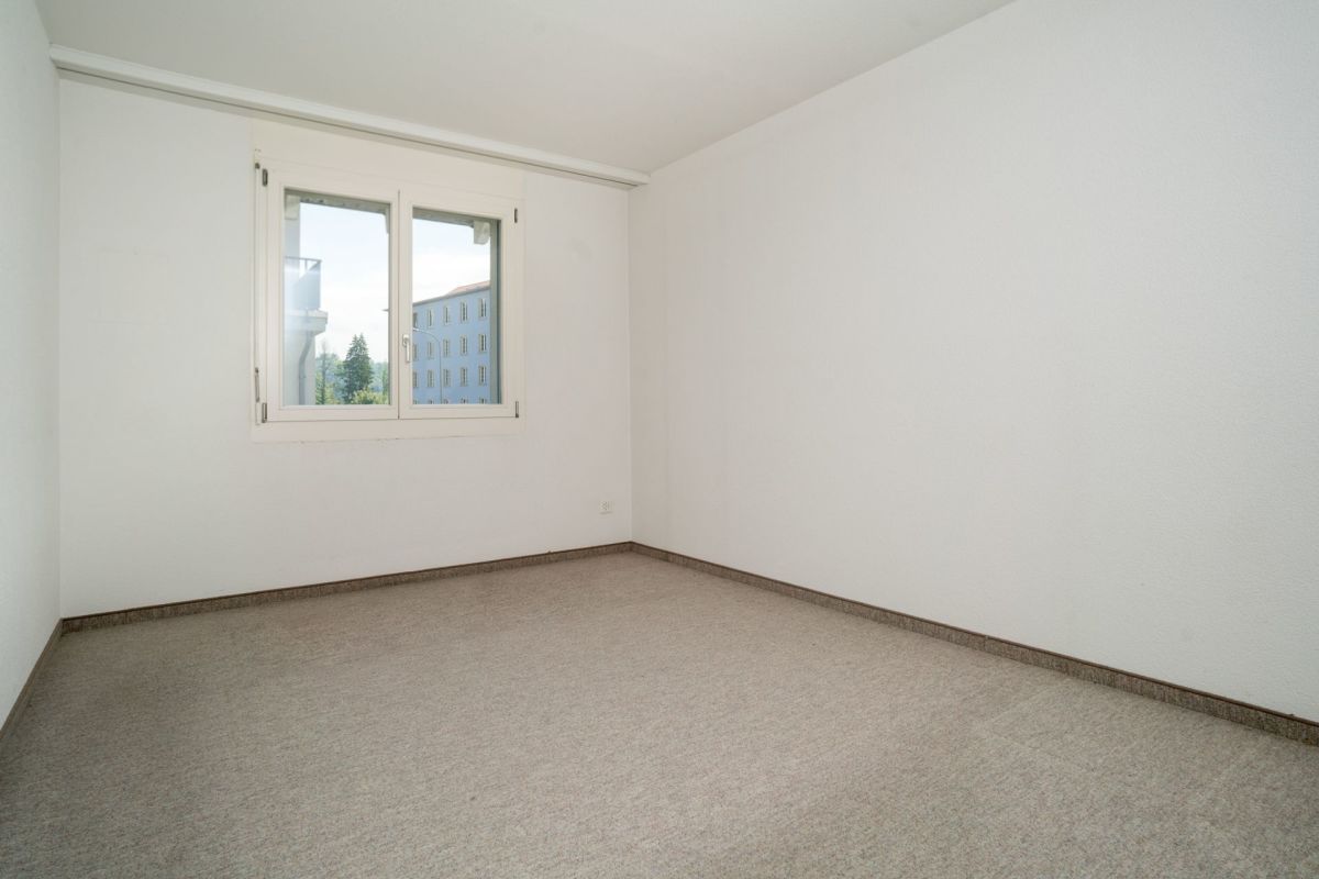 Leerer heller Raum mit Fenster
