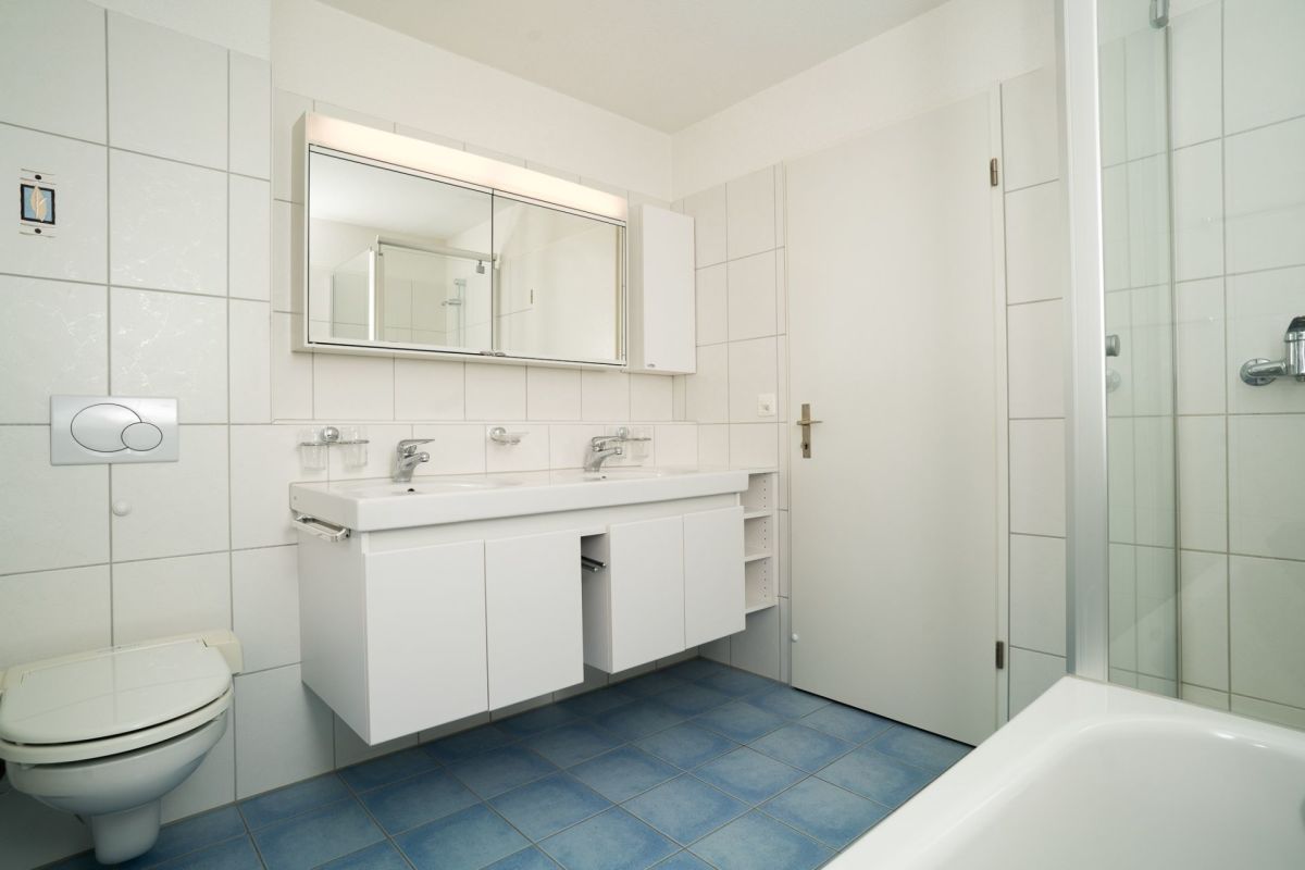 Modernes Badezimmer mit Badewanne und Doppelwaschbecken
