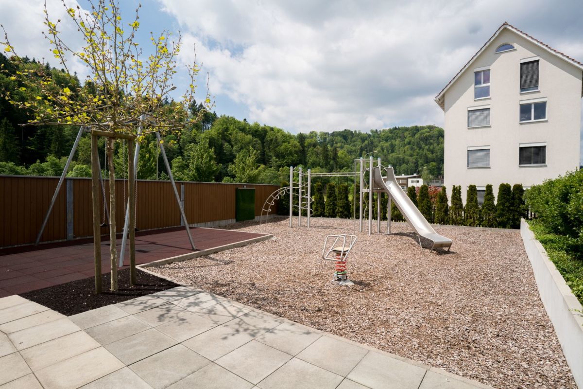 Spielplatz mit Haus und Garten