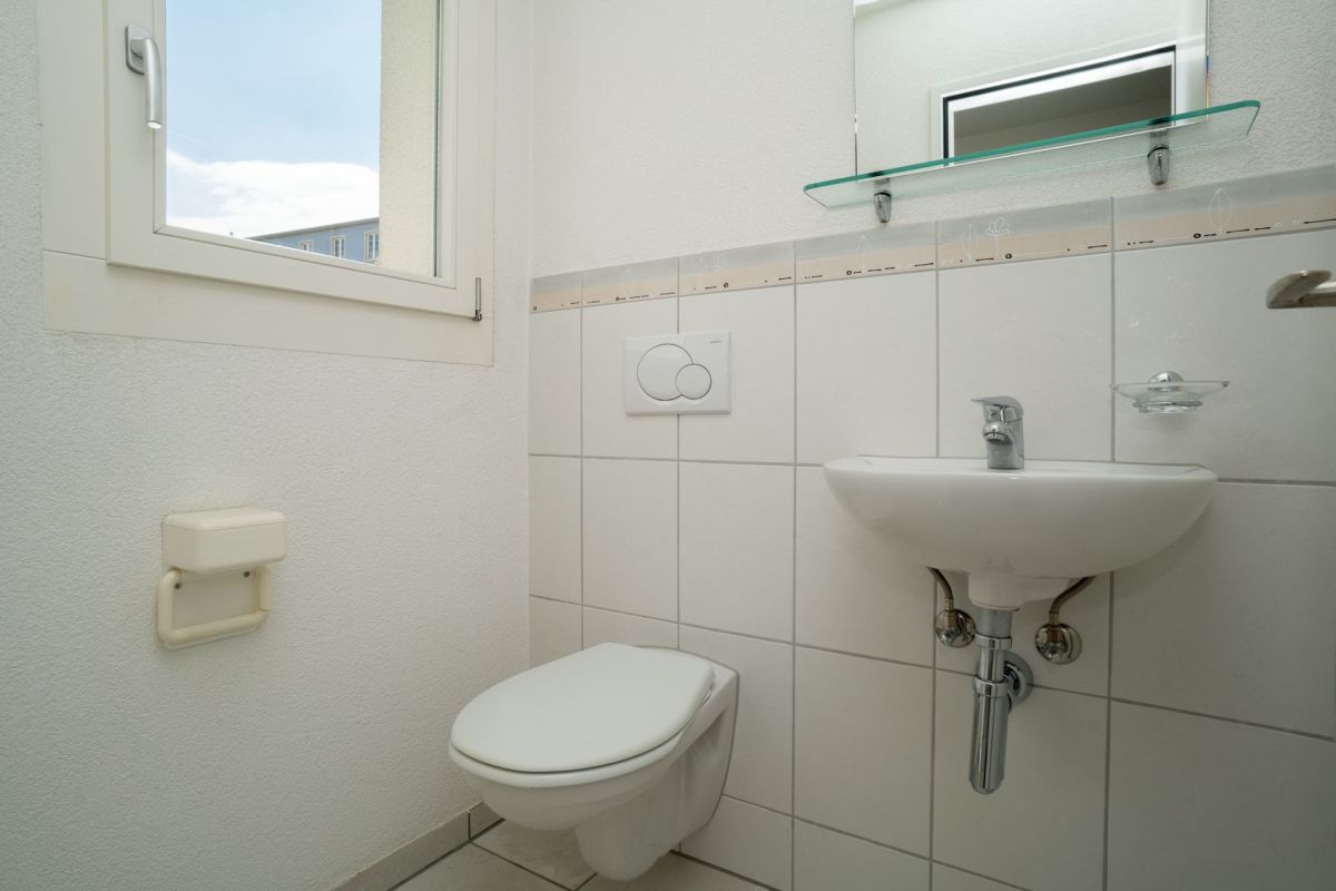 Gäste-WC mit Waschbecken und Wand-WC