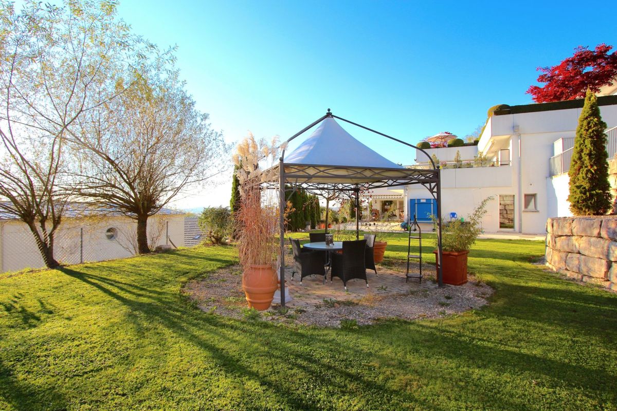 Garten mit Sitzpavillon