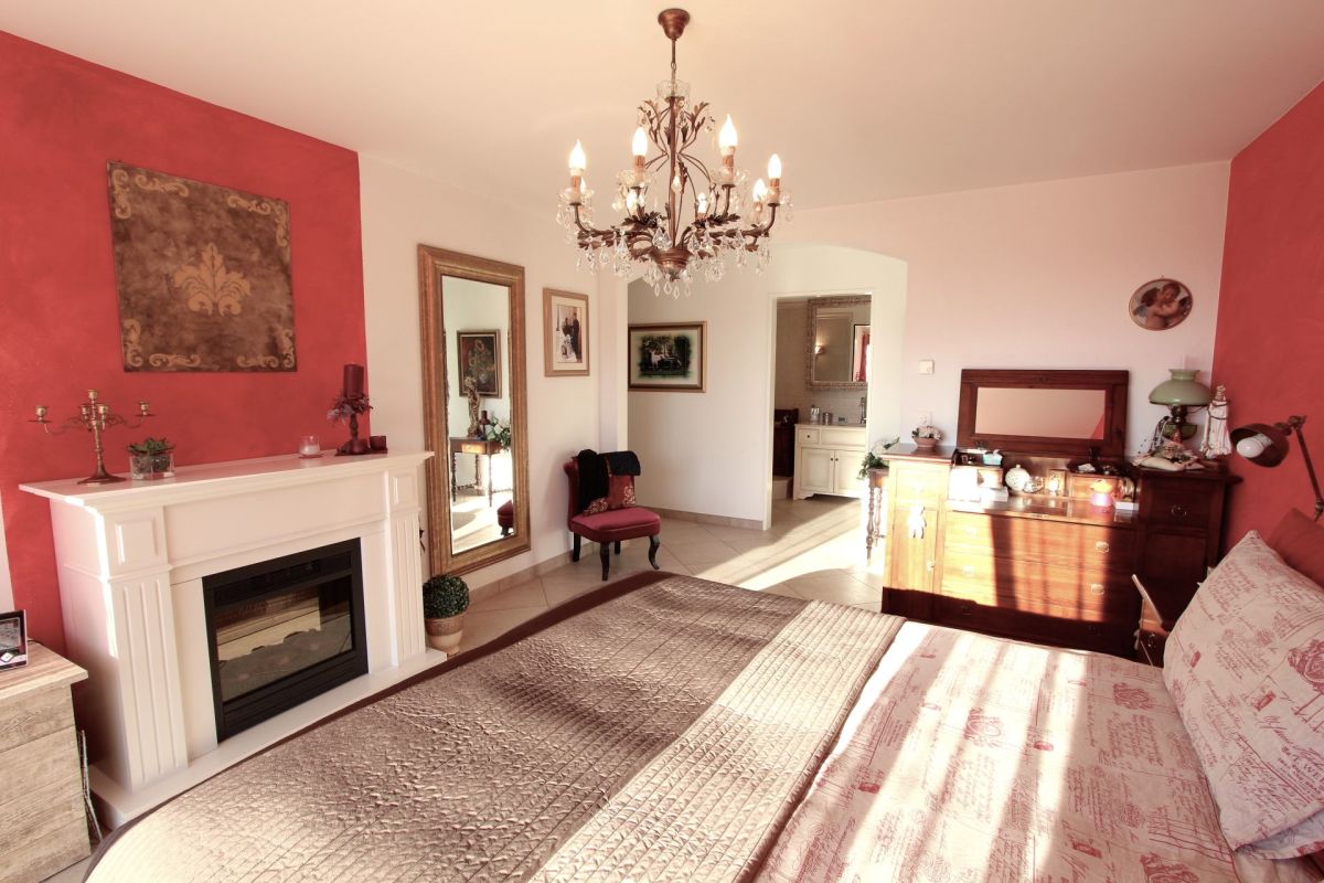 Elegantes Schlafzimmer mit Kamin und klassischen Möbeln
