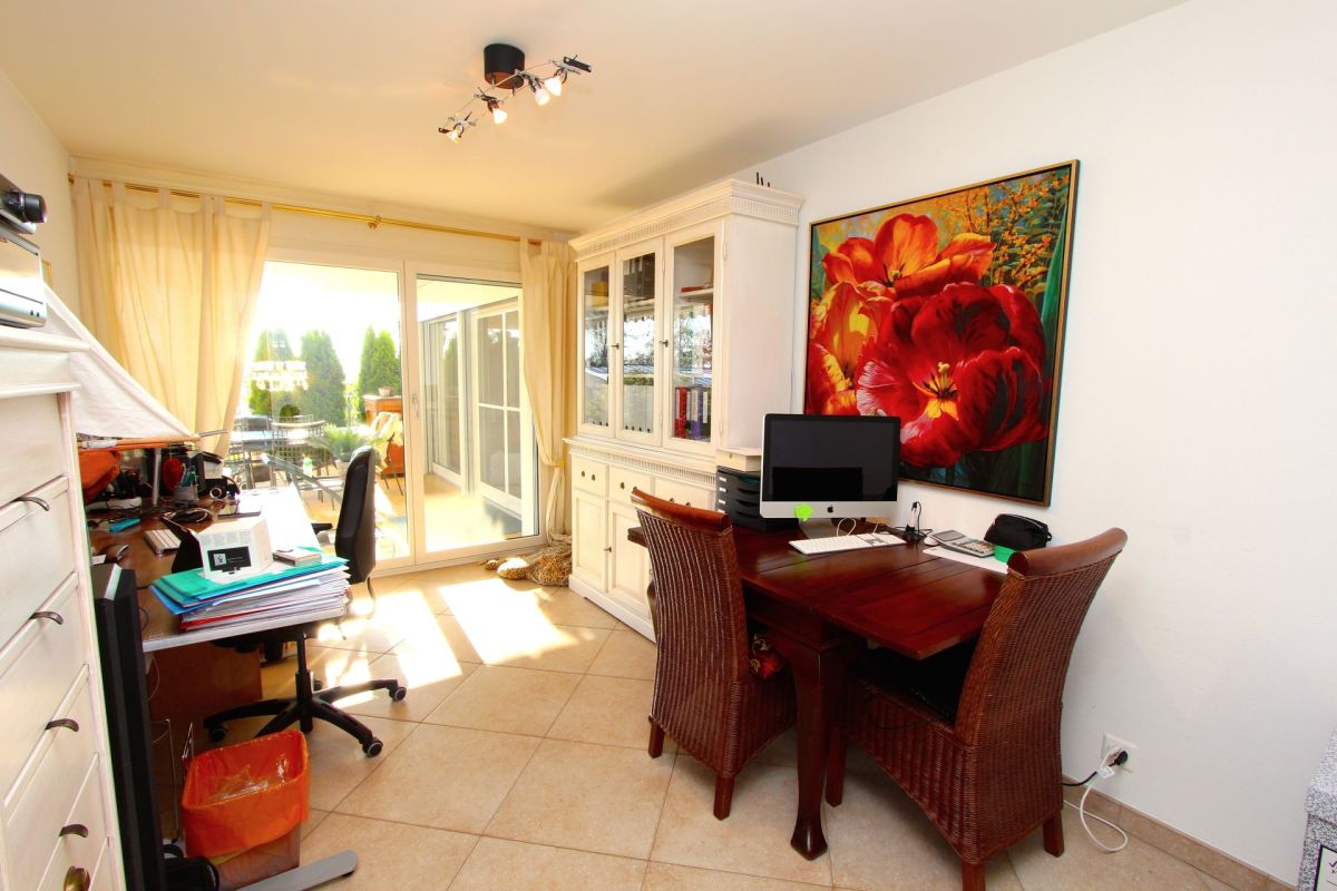 Helles Arbeitszimmer mit Terrasse