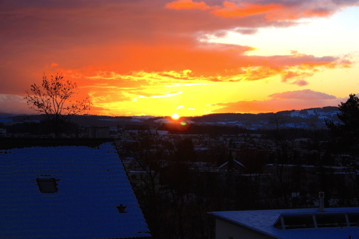 Sonnenuntergang über verschneiter Landschaft