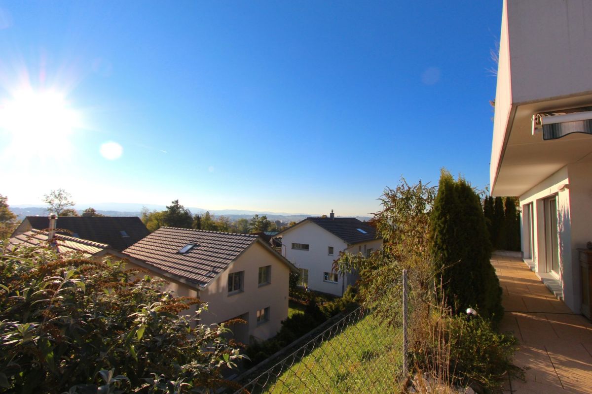 Balkon- und Gartenblick über Wohnhäuser