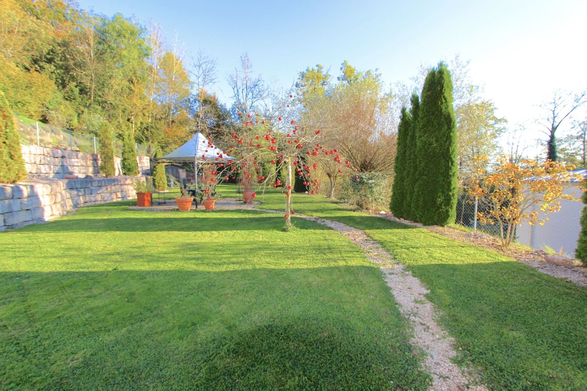 Gepflegter Garten mit Terrasse und Pavillon