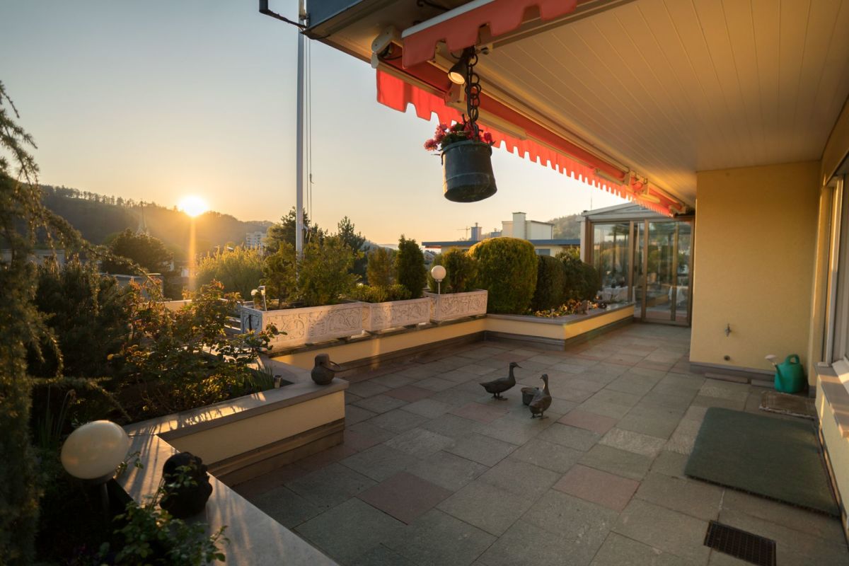 Sonnenterrasse mit Gartenblick