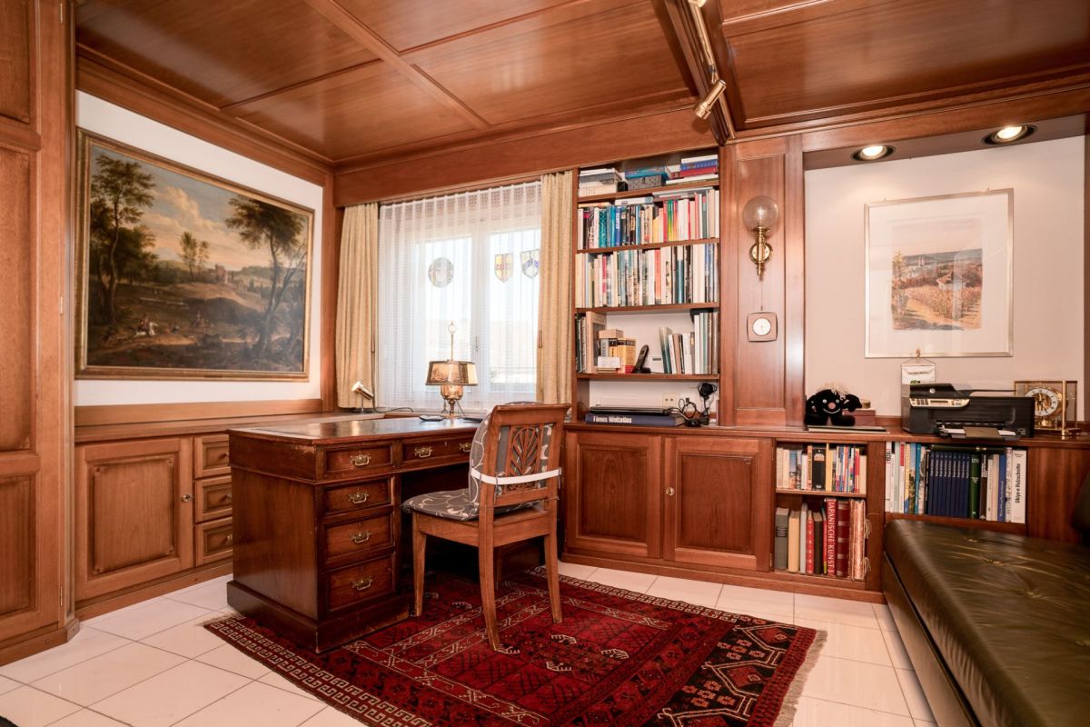 Klassisches Holzarbeitszimmer