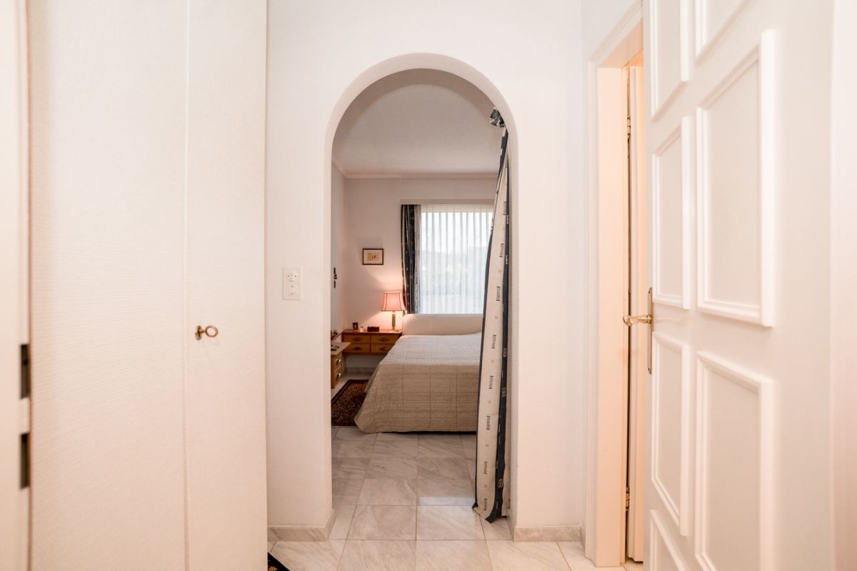 Heller Flur mit Blick in ein Schlafzimmer