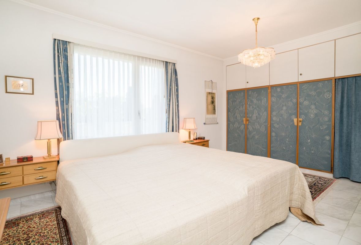 Helles Schlafzimmer mit blau-goldenen Schranksystemen