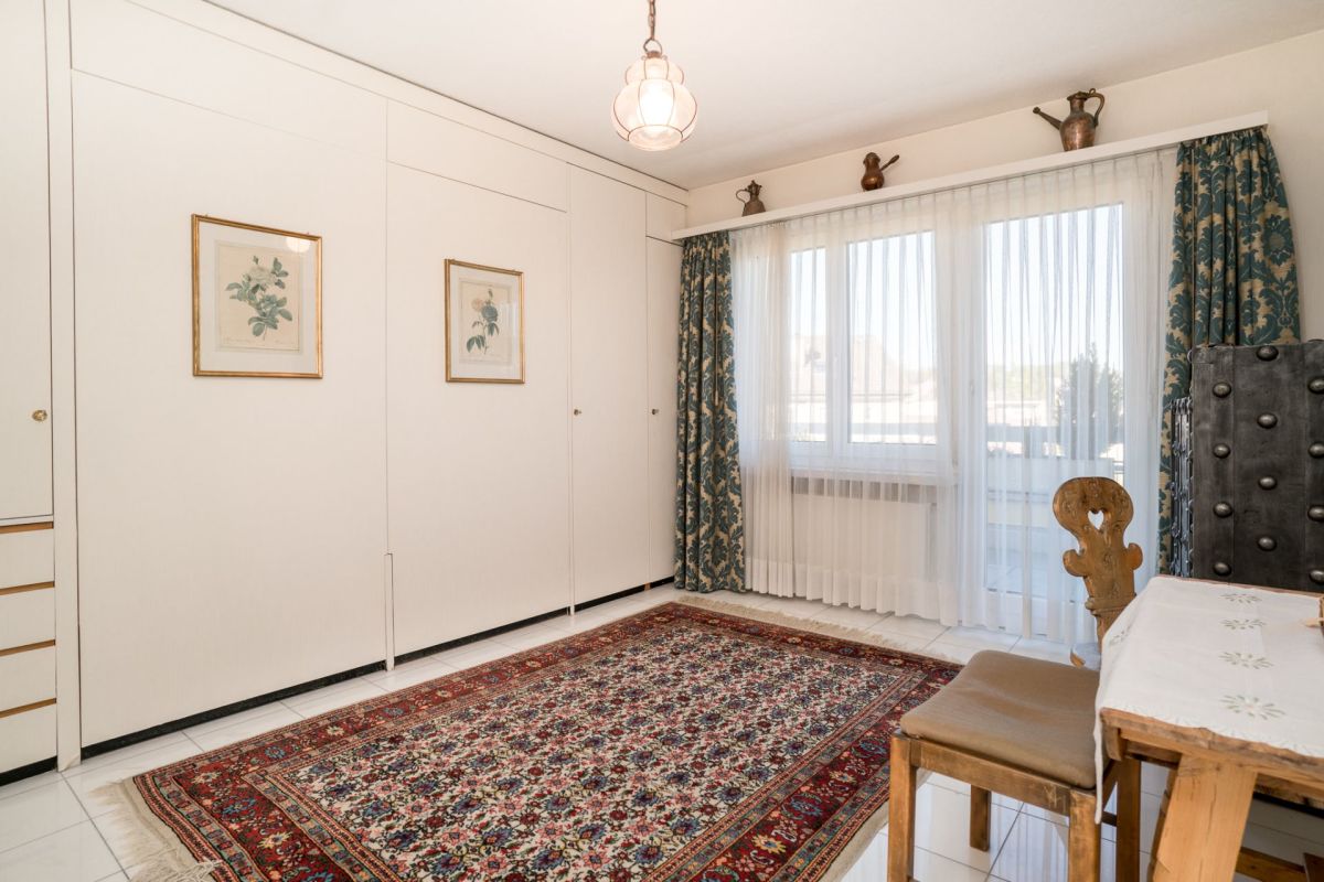 Helles Schlafzimmer mit Einbauschränken