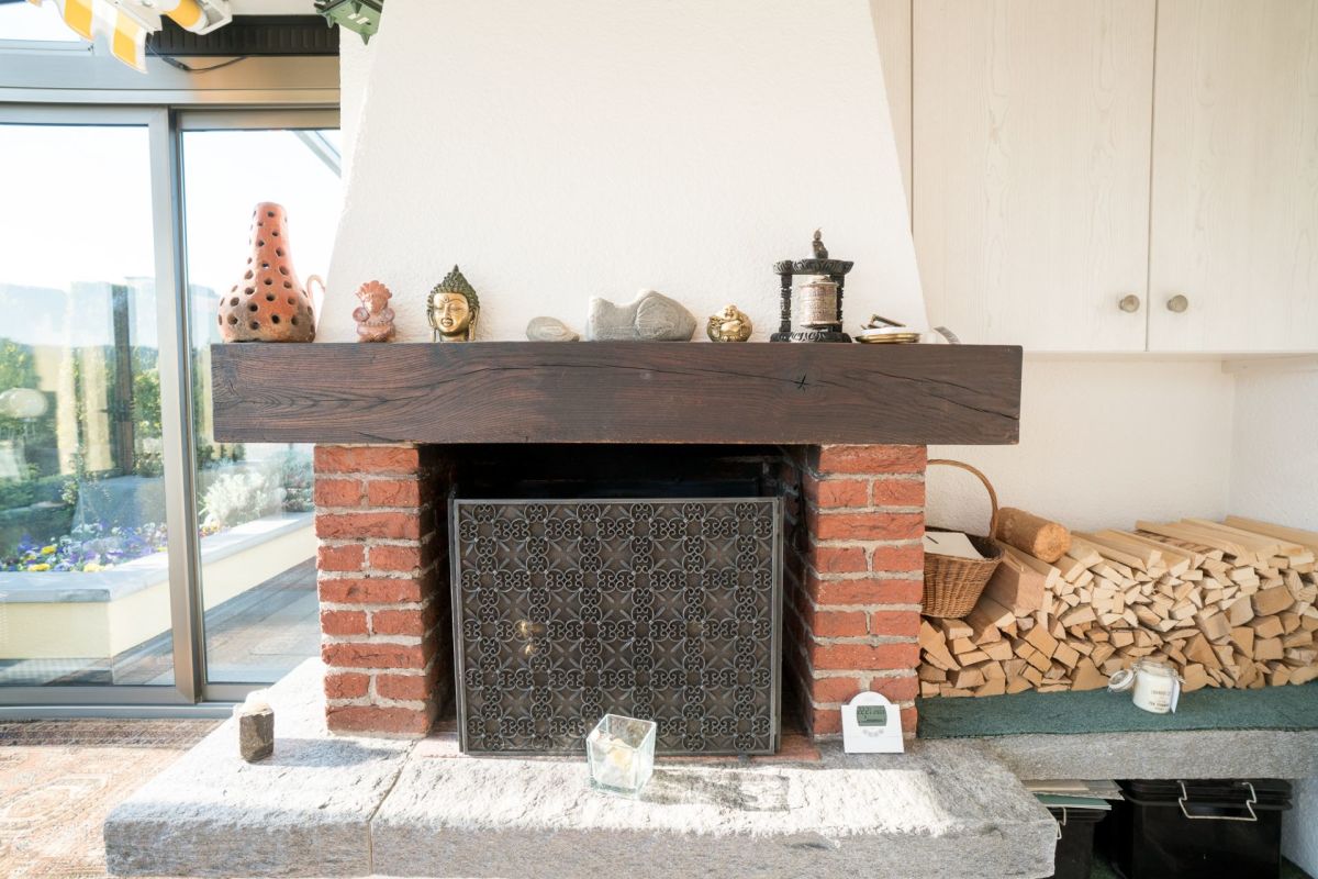 Wohnzimmer mit gemauertem Kamin