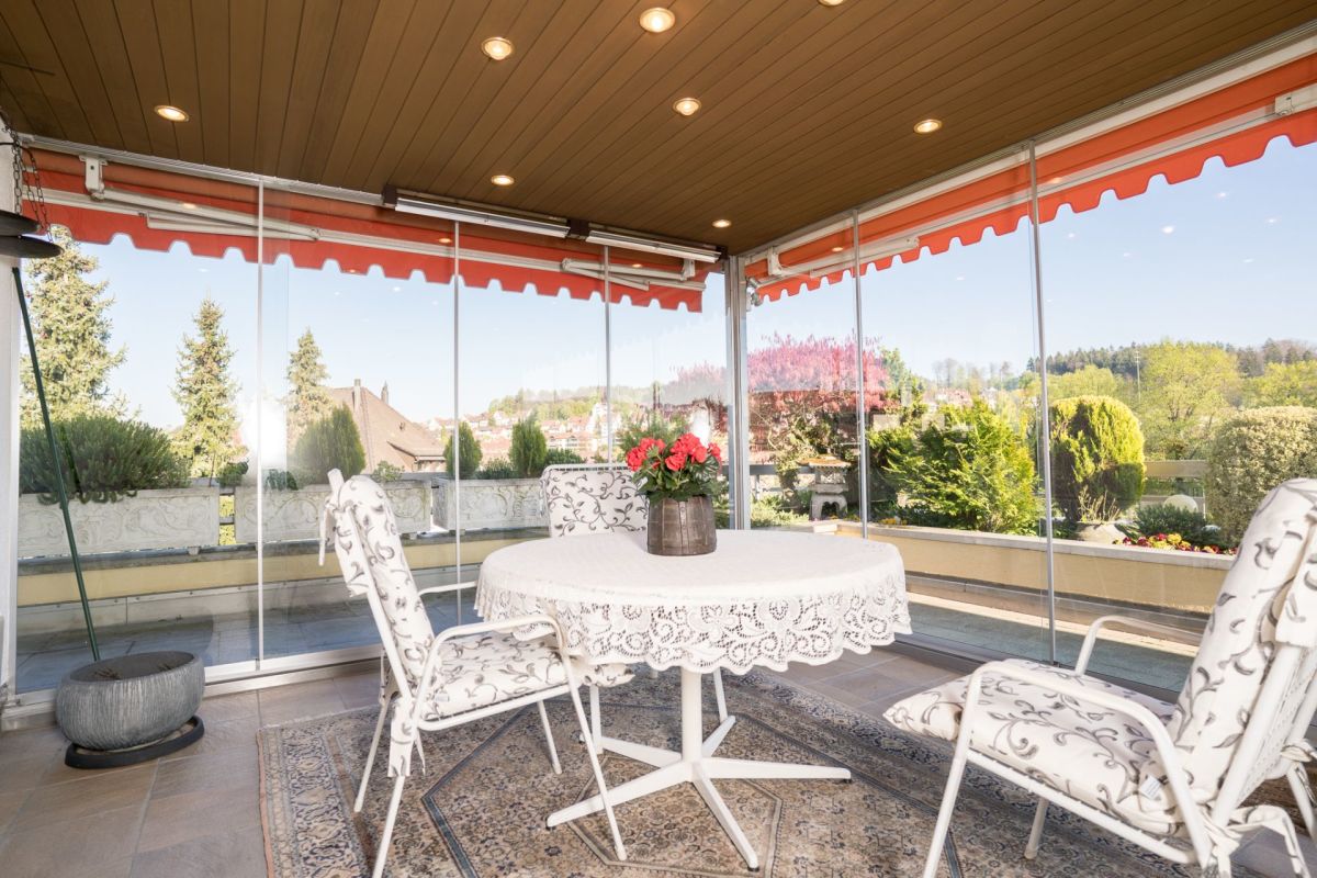 Überdachte Terrasse mit Sitzgruppe
