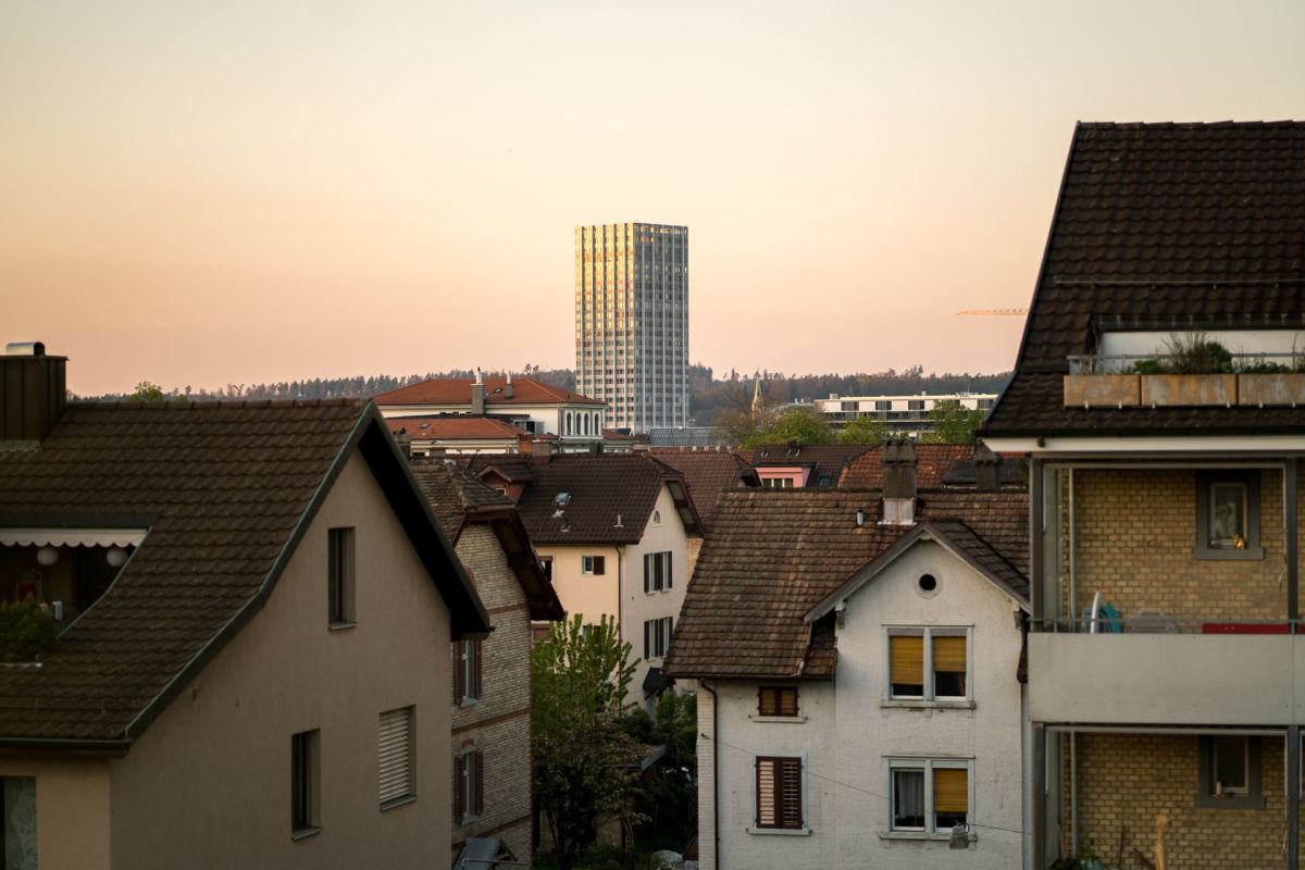 Stadtblick über Dächer bei Sonnenuntergang