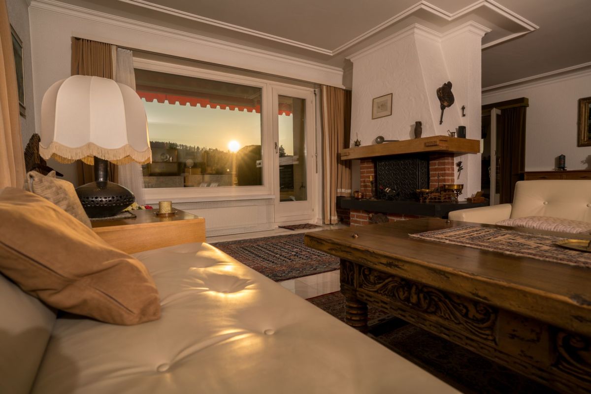 Wohnzimmer mit Kamin und Sonnenuntergang
