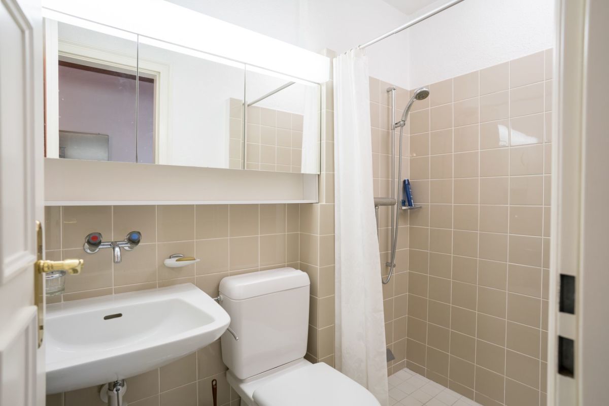 Kleines Bad mit Dusche und WC