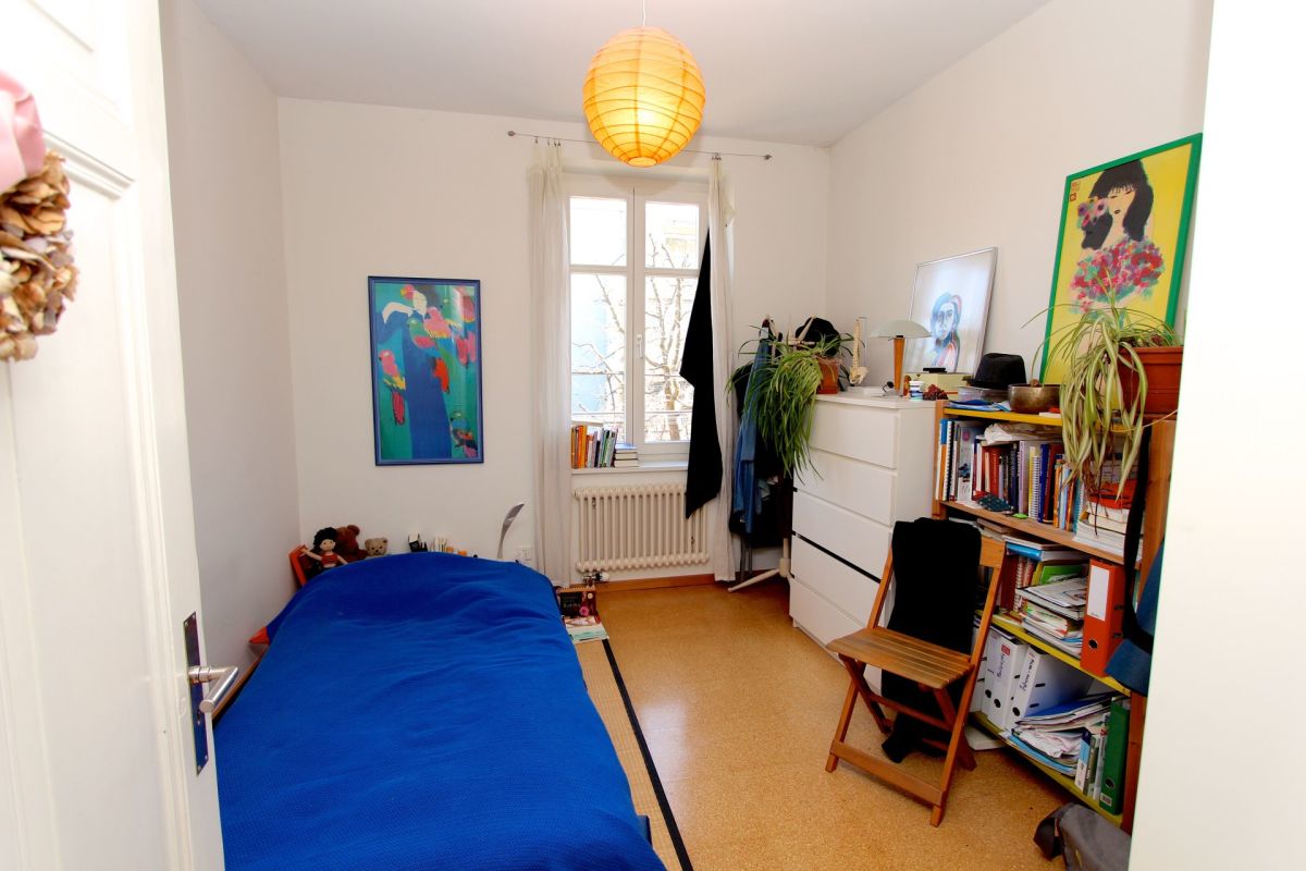 Kleines Schlafzimmer mit Bett und Stauraum