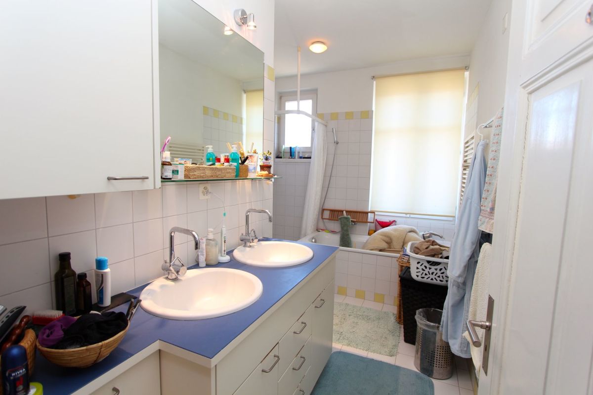 Badezimmer mit Doppelwaschtisch und Badewanne