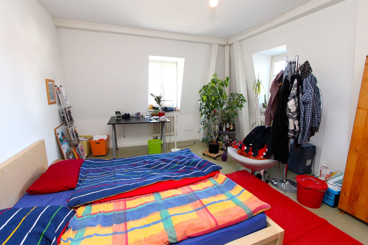 Schlafzimmer mit einfacher Möblierung