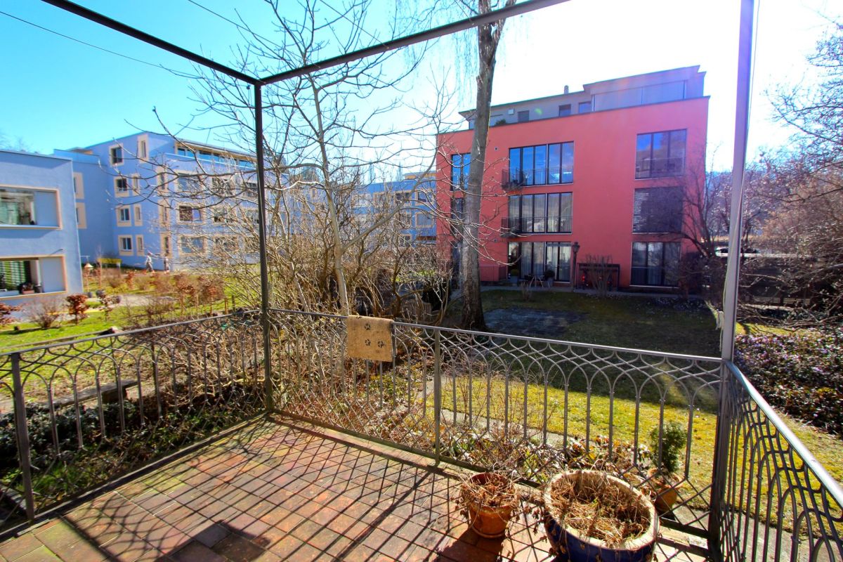 Balkon mit Blick auf Innenhof