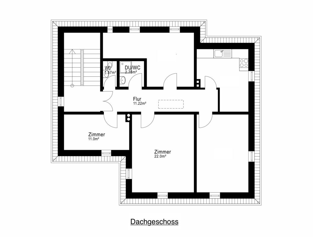 Dachgeschoss-Grundriss mit mehreren Zimmern, Flur, Treppe und zwei kleinen Sanitärbereichen