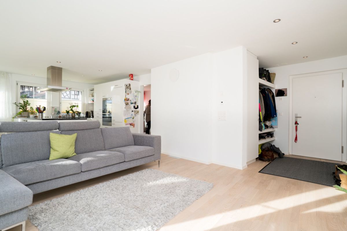 Offener Wohnbereich mit Küche und Eingang