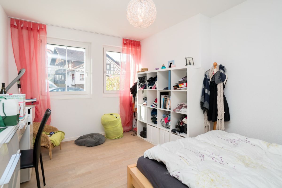 Helles Schlafzimmer mit rosa Vorhängen