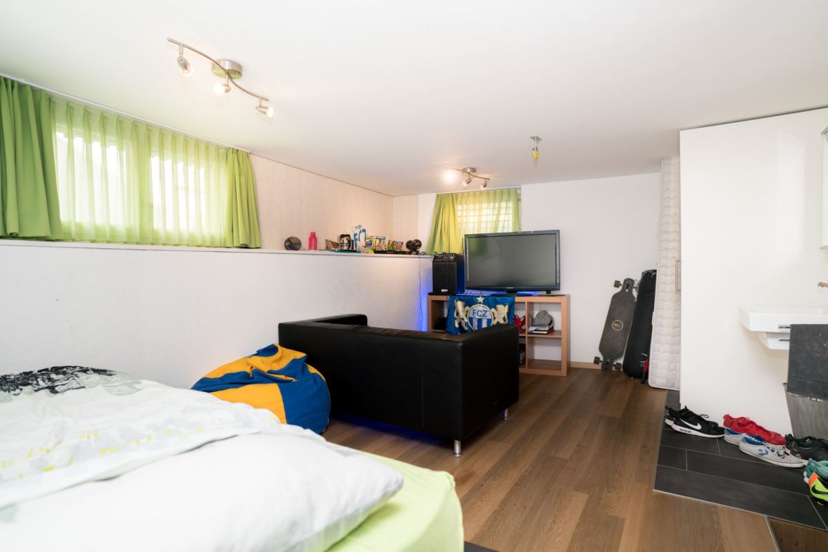 Helles Schlafzimmer mit Freizeitbereich