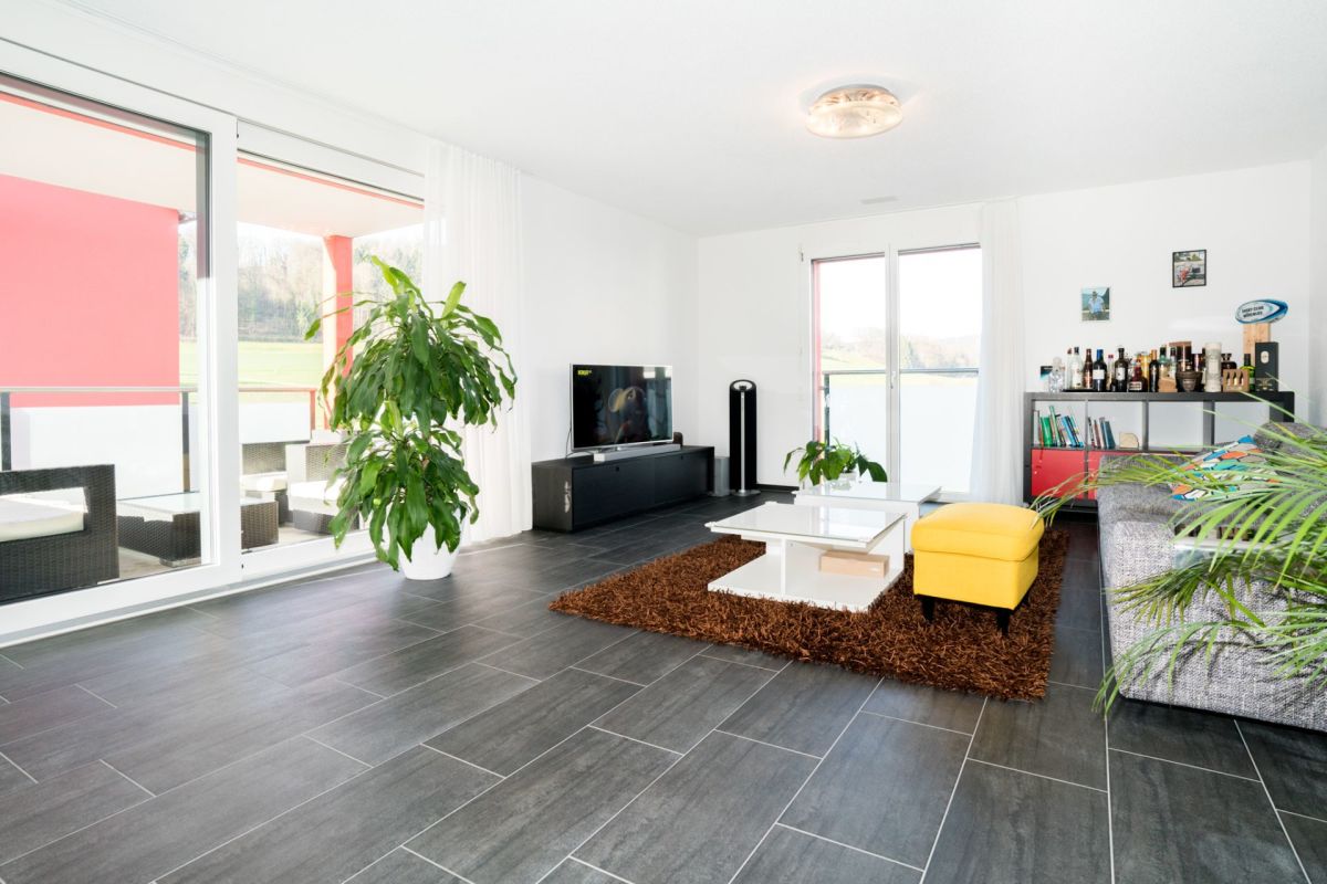 Helles Wohnzimmer mit Balkonzugang