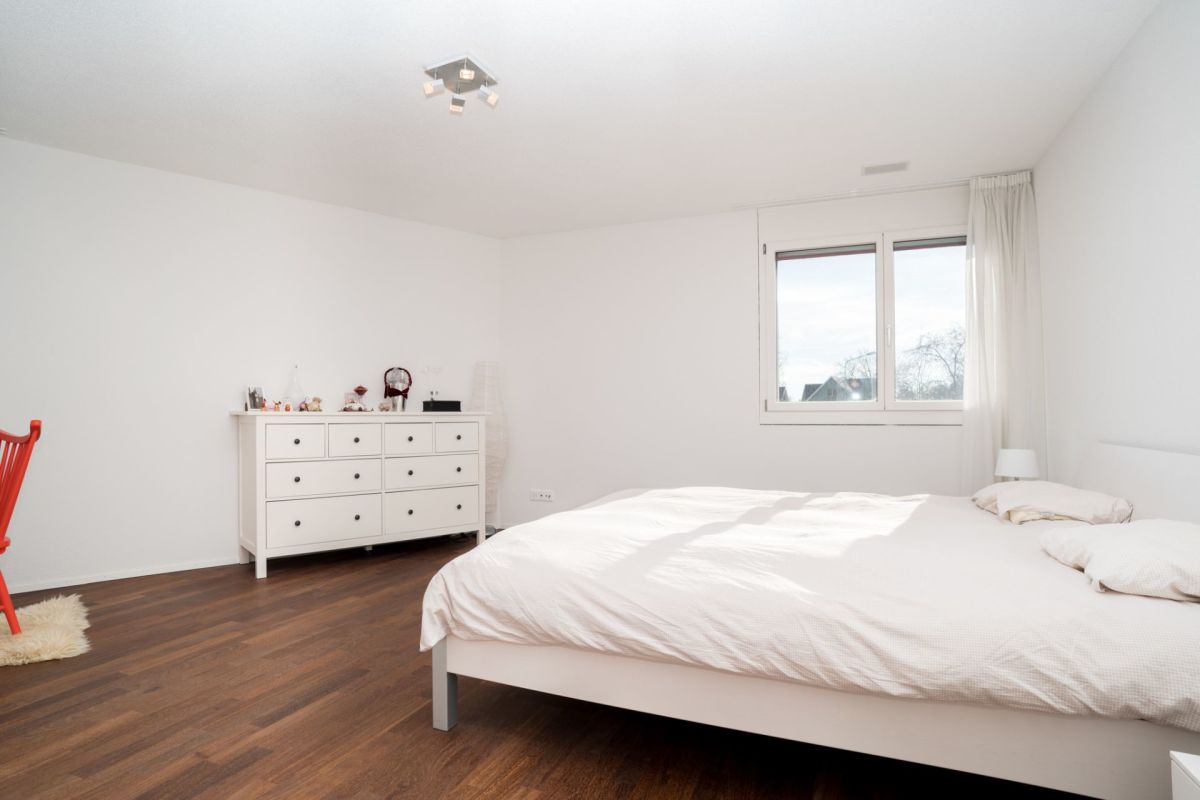 Helles Schlafzimmer mit weißem Mobiliar