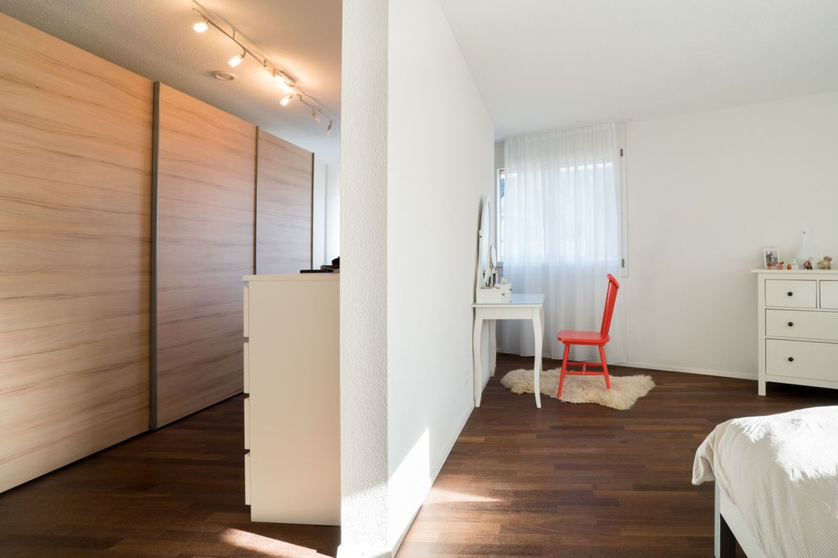 Helles Schlafzimmer mit Ankleidebereich