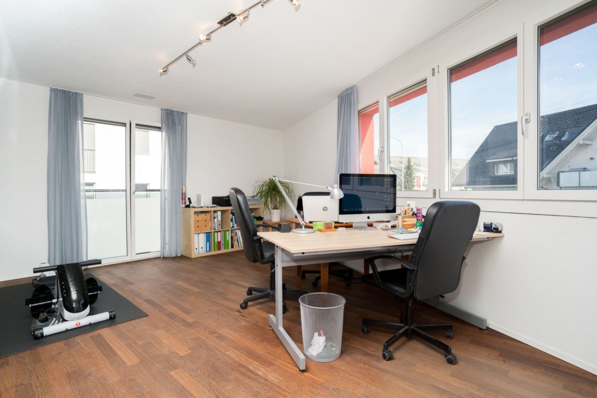 Homeoffice mit Schreibtisch und Fitnessbereich