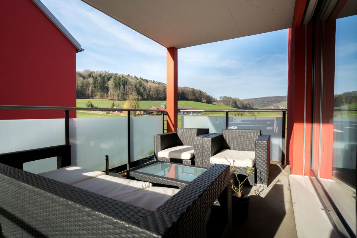 Balkon mit Lounge-Möbeln und Landschaftsblick