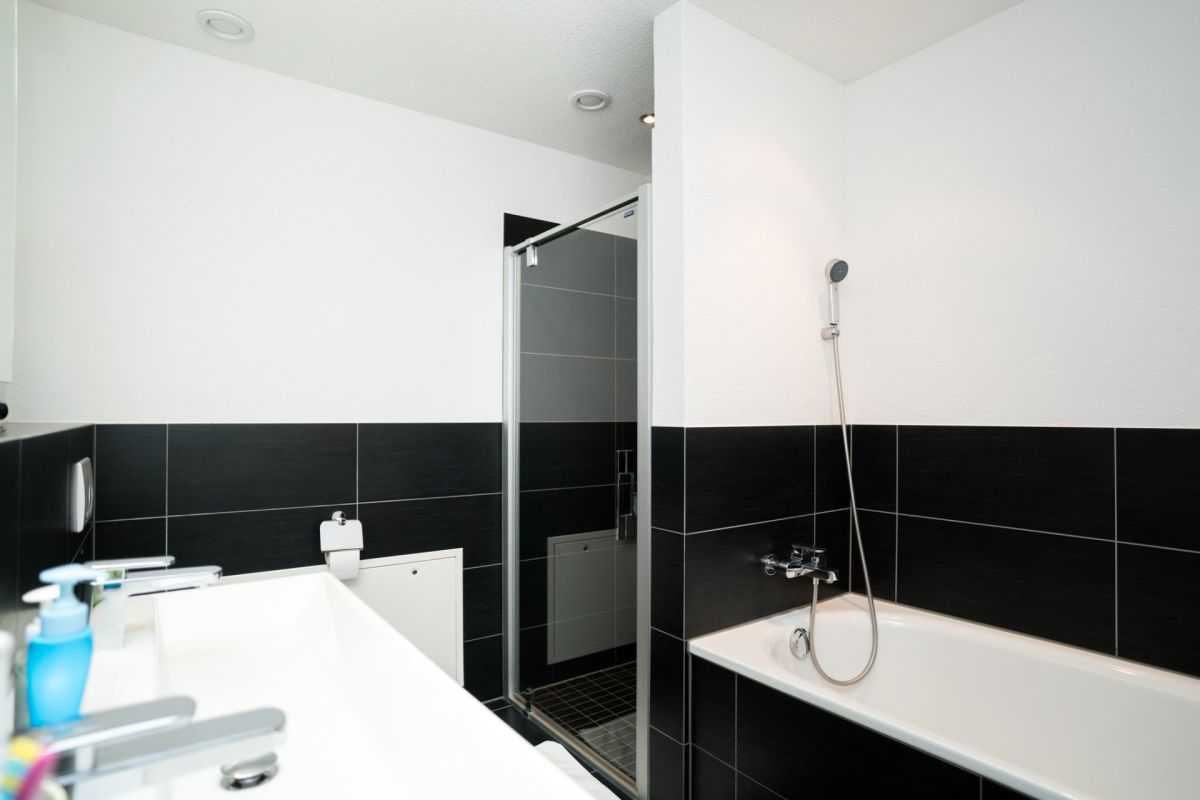 Modernes Badezimmer mit Badewanne und Dusche