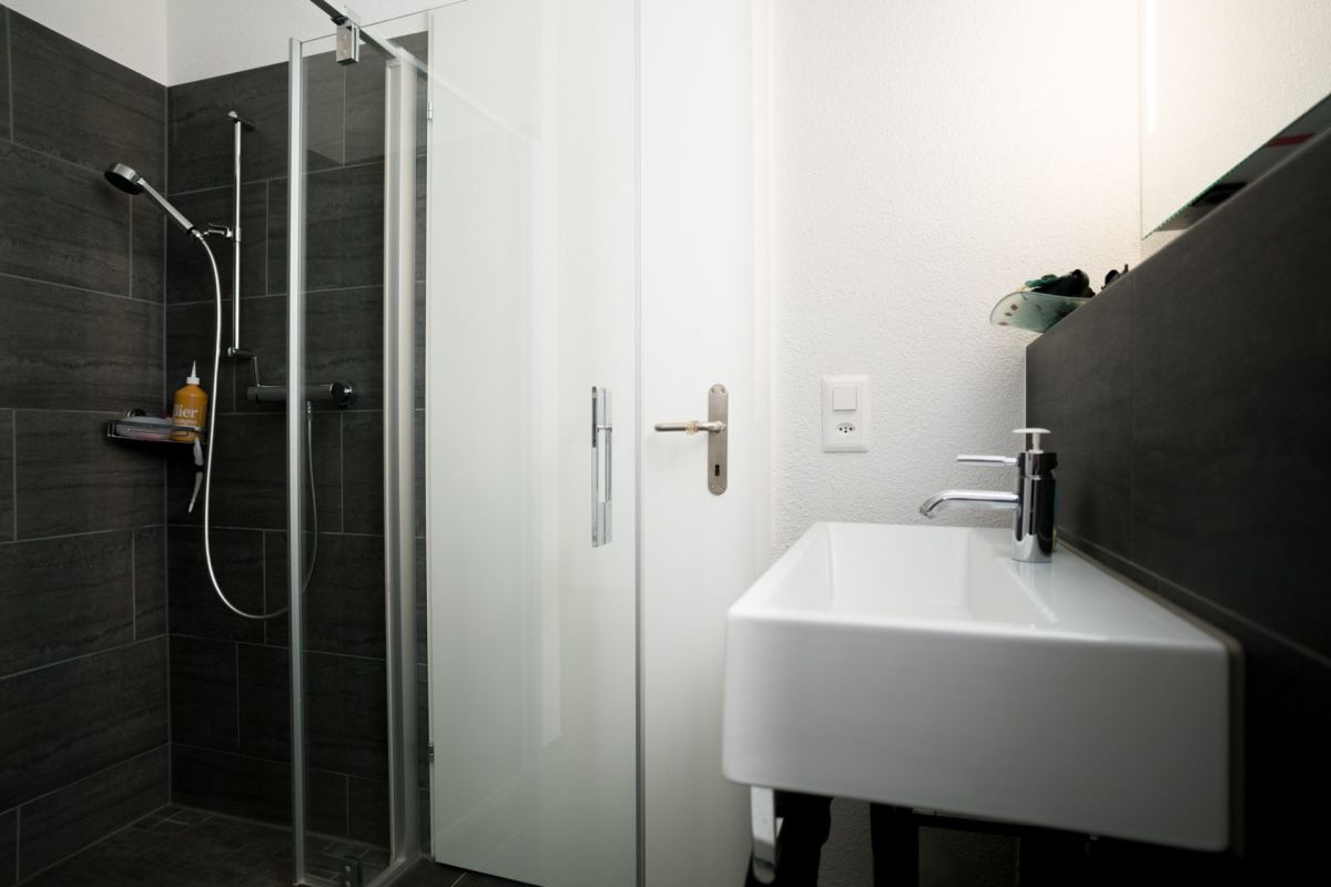Modernes Badezimmer mit Dusche und Waschtisch