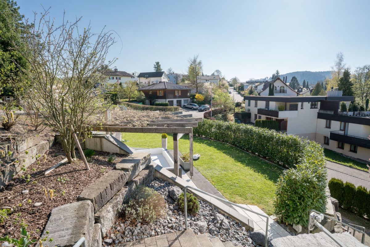 Wohnhaus mit gepflegtem Garten und Hanglage
