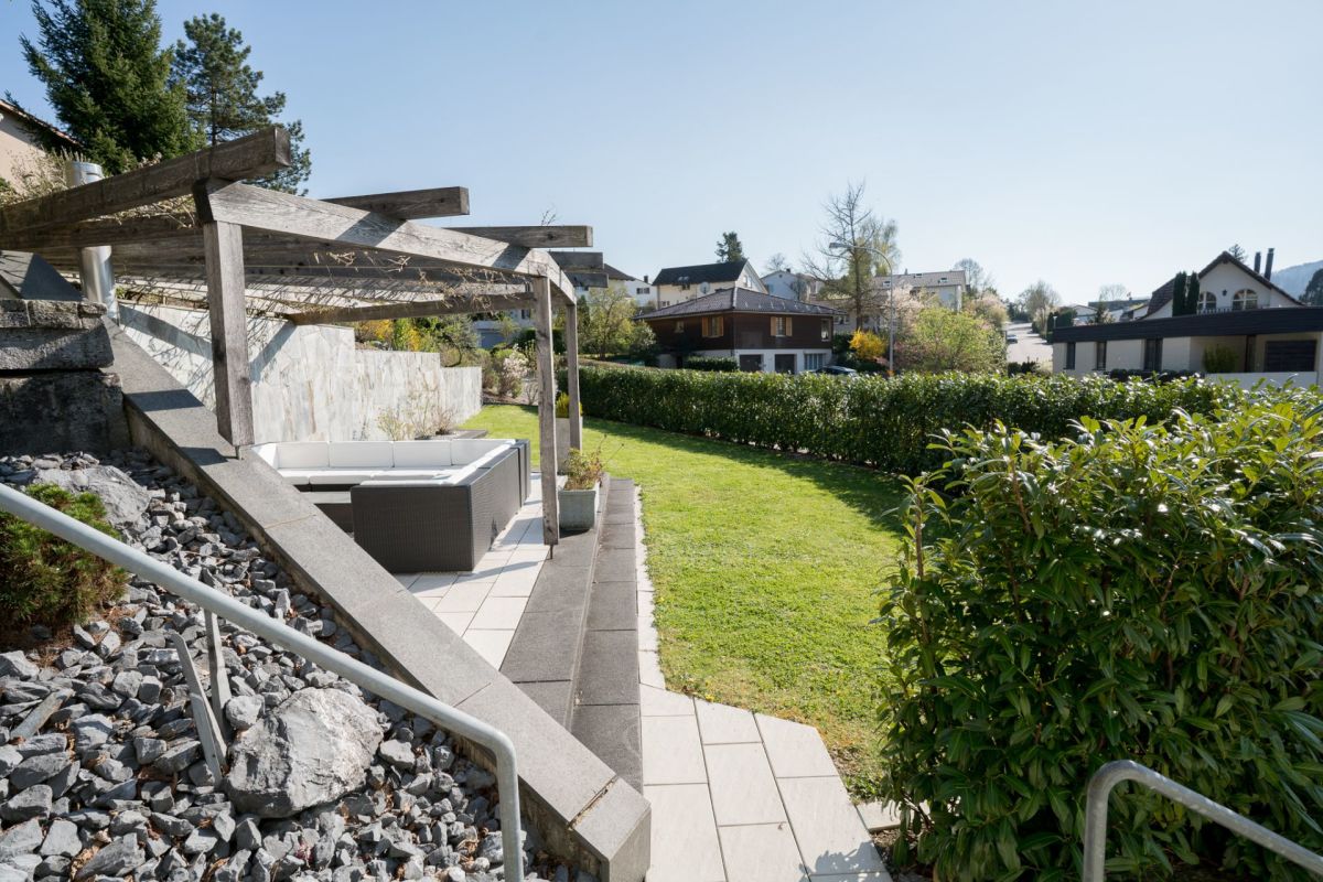 Garten mit Pergola und Lounge-Bereich