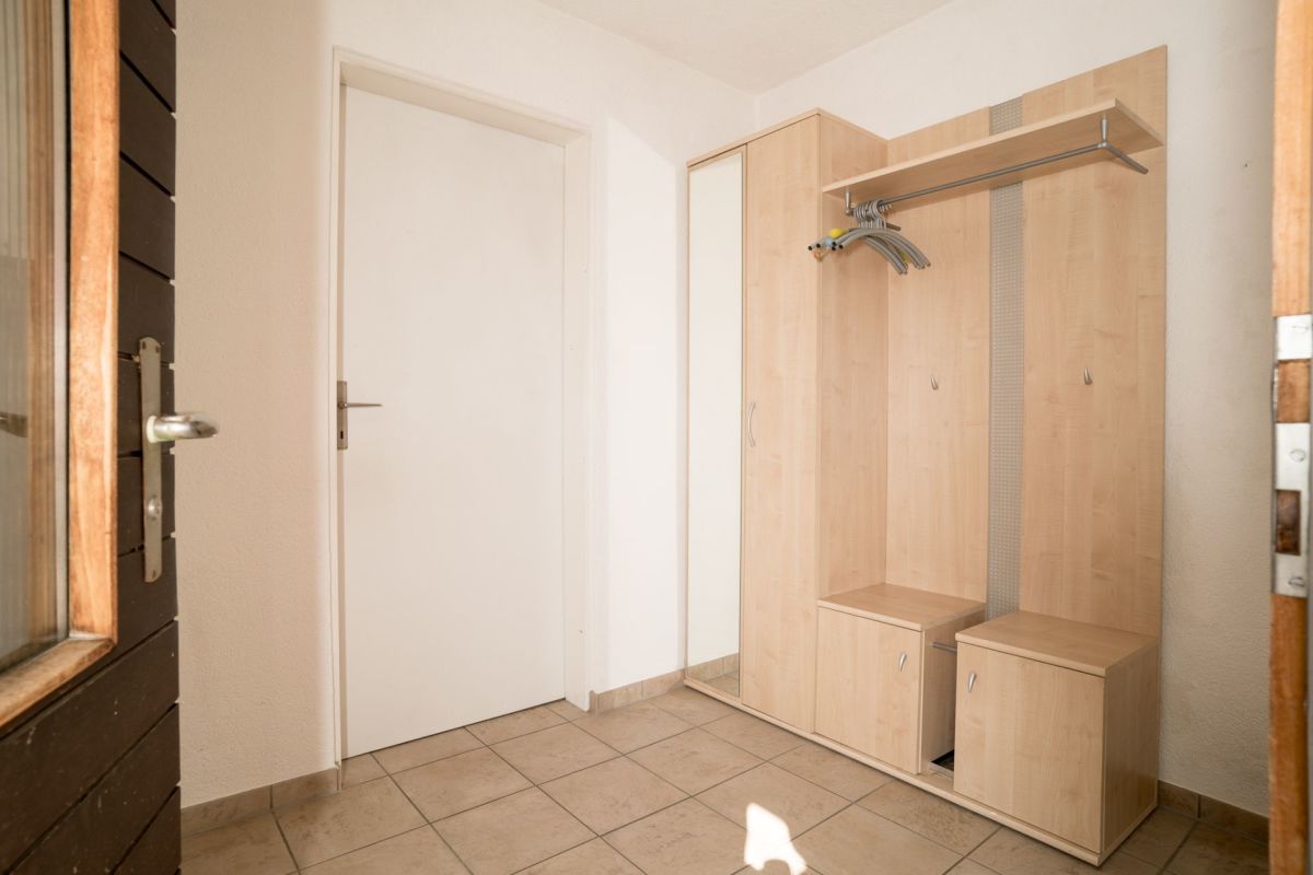 Heller Eingangsbereich mit Garderobe